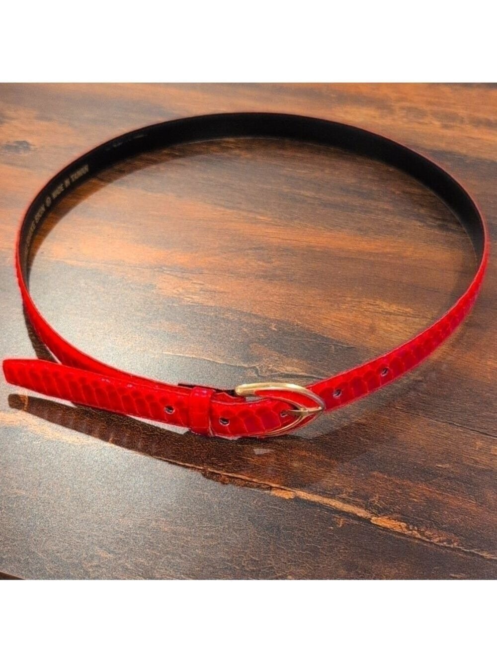 Sunco genuine snake skin,made in Taiwan, Medium ,but runs smaller ,see pictures